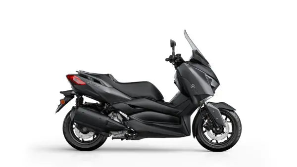 Yamaha X-MAX 300 2024 scooter, front view showing sleek design and sporty features, in a vibrant color.