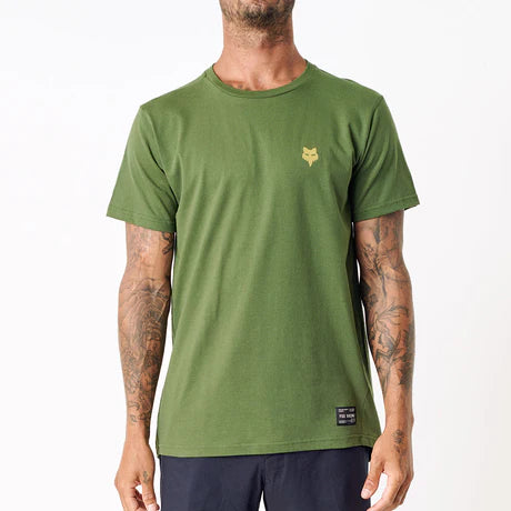 FOX Axion Ss Tee in olive green, casual short-sleeve T-shirt with FOX logo, made from soft fabric, displayed on a plain background.