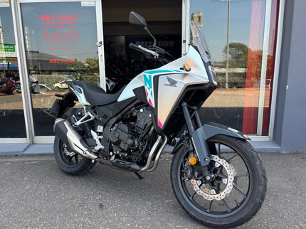 Used Honda NX 500 E motorcycle clutch demo for 2026 model, showing detailed view of clutch components on a Honda bike.