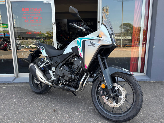 Used Honda NX 500 E motorcycle clutch demo for 2026 model, showing detailed view of clutch components on a Honda bike.