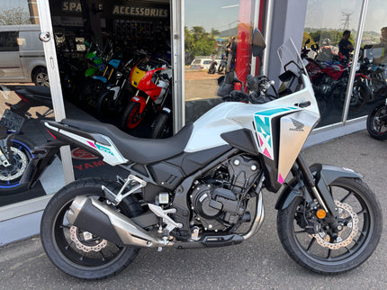 Used Honda NX 500 E motorcycle clutch demo for 2026 model, showing detailed view of clutch components.