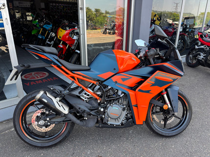 Used Yamaha 2024 KTM RC 390 motorcycle, side view showing sporty design and black and orange color scheme.