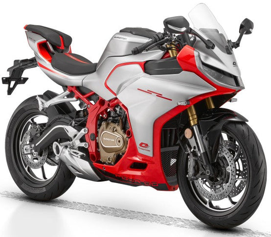 QJ MOTOR SRK 450 RR motorcycle shown from front angle, featuring sleek design and sporty styling.