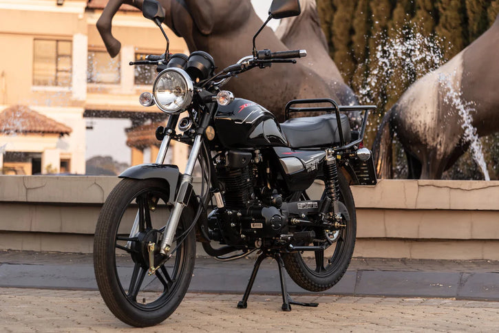 LIFAN MACHETE CG 125 motorcycle with black and silver body, front view, showcasing handlebar and headlight details.