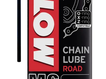 Motul C2 Chain Lube Road 400ml, a high-performance chain lubricant for bicycles, with a clear spray nozzle and label.
